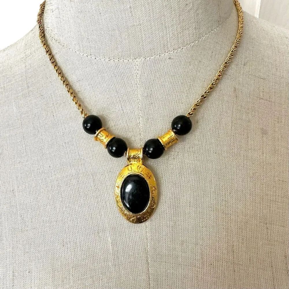 Liz Claiborne black and gold tone vintage pendant necklace